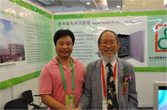 2012.08.28與國際著名的蕈菌學(xué)家、英國官佐勛爵（OBE）、國際生物技術(shù)學(xué)院院士、國際蕈菌生物技術(shù)服務(wù)中心主任、世界蕈菌生物學(xué)及其產(chǎn)品學(xué)會(huì)副主席、國際蕈菌科學(xué)學(xué)會(huì)亞洲區(qū)科學(xué)委員會(huì)主席、世界文學(xué)及科學(xué)院院士、世界生產(chǎn)率科學(xué)院院士、國際熱帶地區(qū)菇類學(xué)會(huì)會(huì)長(zhǎng)、聯(lián)合國科教文組織（UNESCO）東南亞生物網(wǎng)地區(qū)總部執(zhí)行秘書張樹庭教授(右)