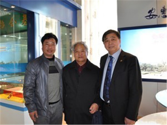 2012年3月25日與中國科學院卯曉嵐教授（中）、江蘇安惠生物科技有限公司董事長陳惠（右）一起