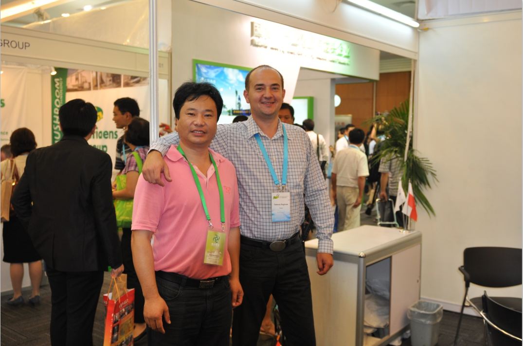 2012.08.27第18屆國(guó)際食用菌大會(huì)，與波蘭Champion出口總監(jiān)Tadeusz Raginiak一起-億昌菌業(yè).jpg