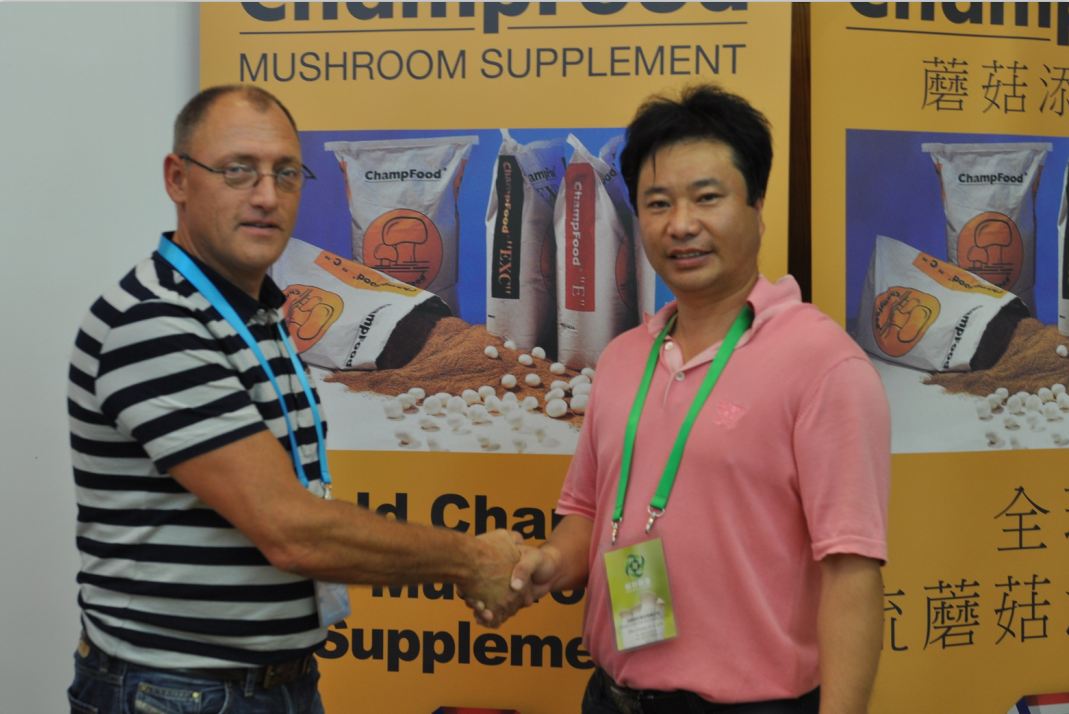 2012.08.27與合作伙伴ChampFood International The Netherlands荷蘭Eirc Vernooij先生在第18屆國際食用菌大會(huì)見面-億昌菌業(yè).JPG