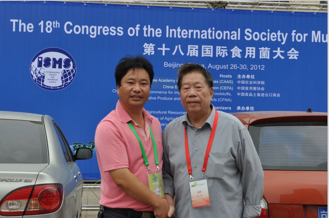 2012.08.28與著名真菌學家黃年來教授（右），在第18屆國際食用菌大會學術交流期間合影留念-億昌菌業(yè).JPG