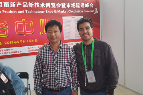 5月10日下午，山東青島召開的國際新產(chǎn)品新技術(shù)博覽會上張東平先生（左）與智利FRUTOS公司Anibal yanez Socio Director合影留念-億昌菌業(yè).jpg