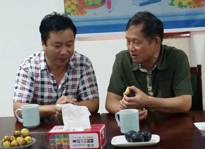 華中農(nóng)業(yè)大學(xué)教授呂作舟（右）與億昌菌業(yè)張經(jīng)理交流.JPG