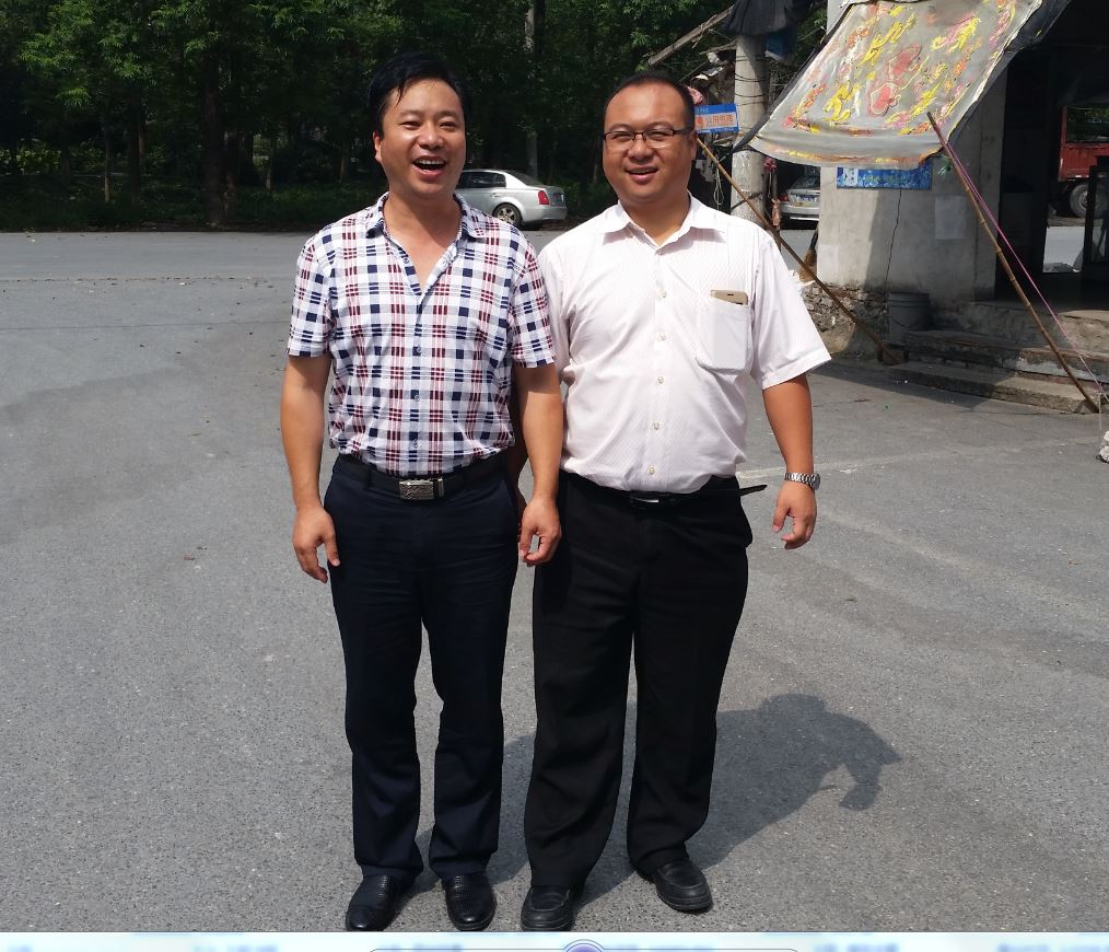 武漢菌博會(huì)展服務(wù)有限公司總經(jīng)理、易菇網(wǎng)的副總趙 雄與億昌菌業(yè)張東平合影留念.JPG