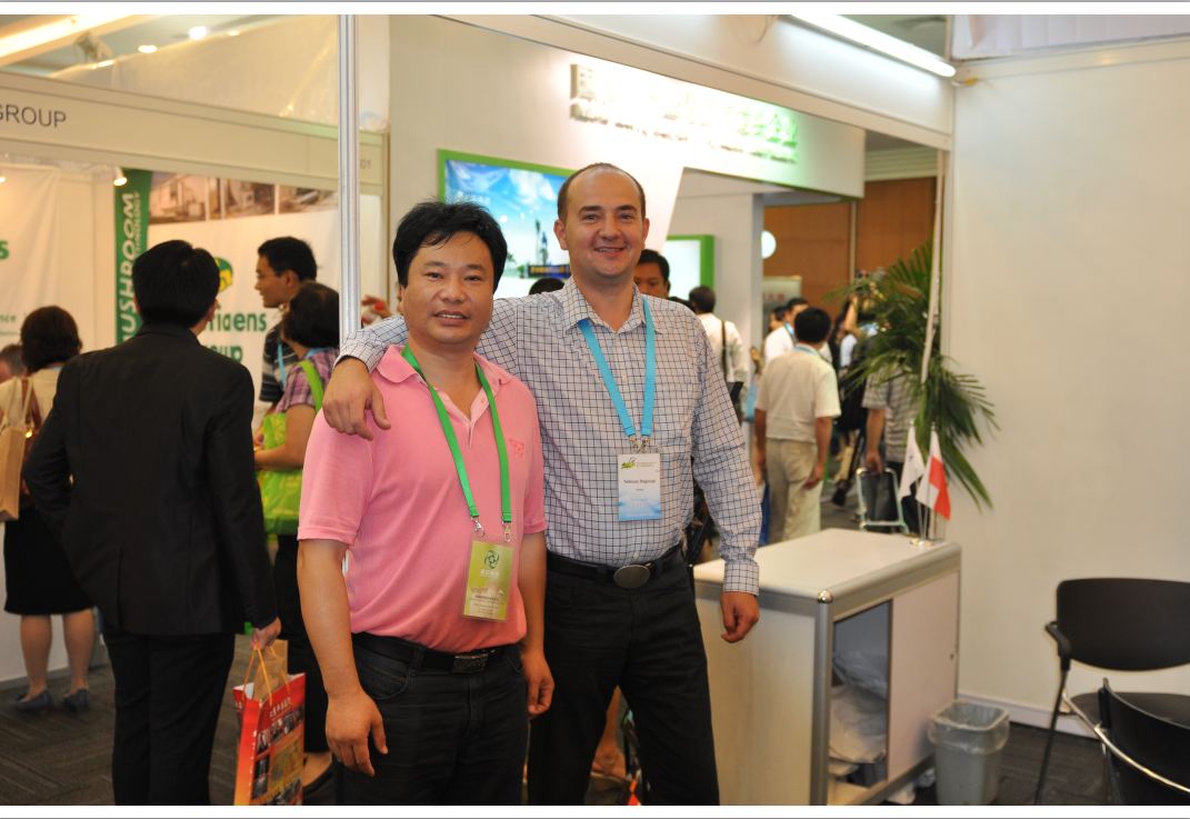 2012.08.27第18屆國際食用菌大會，與波蘭Champion出口總監(jiān)Tadeusz Raginiak一起（截屏）-億昌菌業(yè)