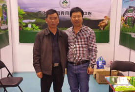 5月10日下午，山東青島召開的國際新產(chǎn)品新技術(shù)博覽會(huì)上張東平先生（左）與云南大學(xué)沙濤（教授）（右）交流野生菌馴化時(shí)合影-億昌菌業(yè)
