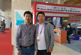 5月10日下午，山東青島召開的國際新產(chǎn)品新技術(shù)博覽會(huì)上張東平先生（左）與2015青島會(huì)議與中國食用菌商務(wù)網(wǎng)—CEO、《食用菌市場》執(zhí)行社長李昊（右）合影-億昌菌業(yè)