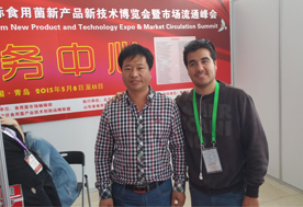 5月10日下午，山東青島召開的國際新產(chǎn)品新技術(shù)博覽會(huì)上張東平先生（左）與智利FRUTOS公司Anibal yanez Socio Director（右）合影留念-億昌菌業(yè)