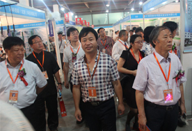 2015 中國食用菌產(chǎn)業(yè)年會(huì)暨第二屆中國食用菌博覽會(huì)-張東平經(jīng)理和其它嘉賓參觀展位