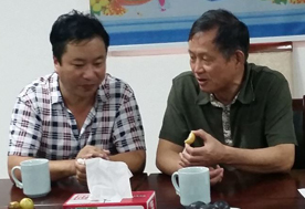 華中農(nóng)業(yè)大學(xué)教授呂作舟（右）與億昌菌業(yè)張經(jīng)理交流