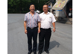 武漢菌博會展服務(wù)有限公司總經(jīng)理、易菇網(wǎng)的副總趙雄（右一）與億昌菌業(yè)張東平（左一）合影留念