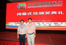 億昌菌業(yè)張東平（左一）與廣西農(nóng)科院微生物所長郎寧（右一）合影2015.09.04