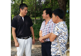 億昌菌業(yè)張東平與前麗水市農(nóng)科所副所長許志明（左一）合影留念