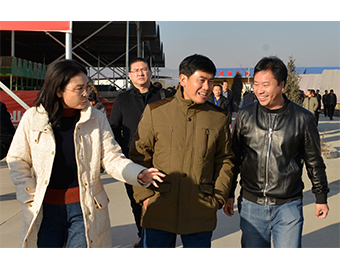 中國食用菌協(xié)會常務(wù)副會長高茂林（中）、遵化市副市長梁輝（左），對億昌公司為遵化市食用菌發(fā)展做出的突出貢獻(xiàn)